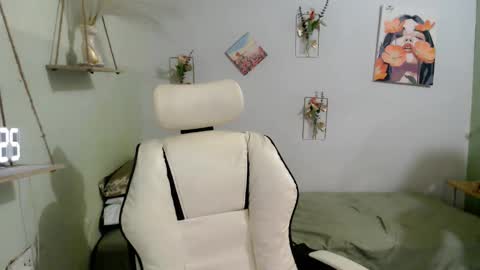 Snapshot of snow_2000 chatting on October 13, 12:01 am snow_2000 online show from October 13, 12:01 am