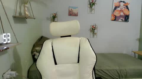 Snapshot of snow_2000 chatting on October 16, 3:28 am snow_2000 online show from October 16, 3:28 am