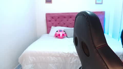 Independent model online show from June 6, 11:43 pm