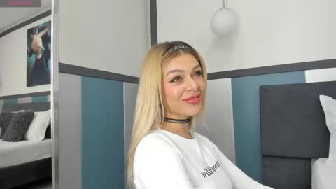 Snapshot of sofiaa_morris chatting on October 20, 8:03 pm Sofia online show from October 20, 8:03 pm