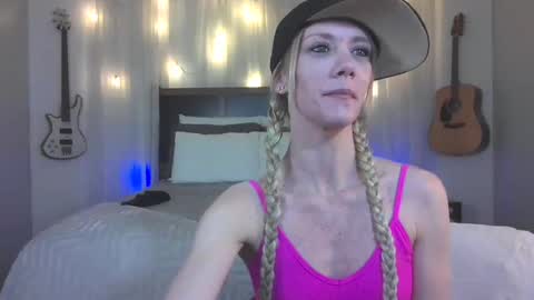 Sofi King online show from April 15, 9:23 am