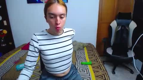 Snapshot of sofyswee chatting on October 24, 2:51 pm sofyswee online show from October 24, 2:51 pm