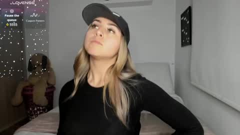 Snapshot of sophi_moreno chatting on September 30, 3:17 am Sofi online show from September 30, 3:17 am