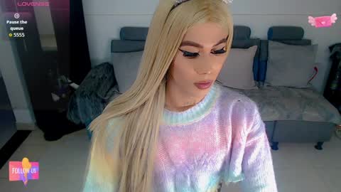 sophie_vall online show from April 1, 1:28 am