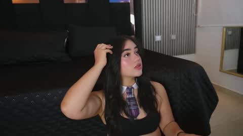 sophieflores_ online show from December 3, 9:59 pm