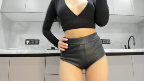 Mia online show from October 21, 6:11 pm