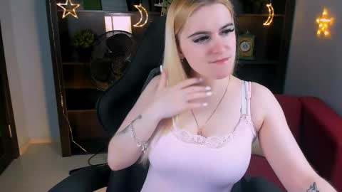 stef_nicks online show from April 14, 9:34 am