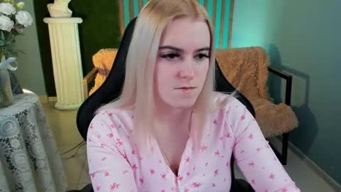 stef_nicks online show from February 2, 9:05 am