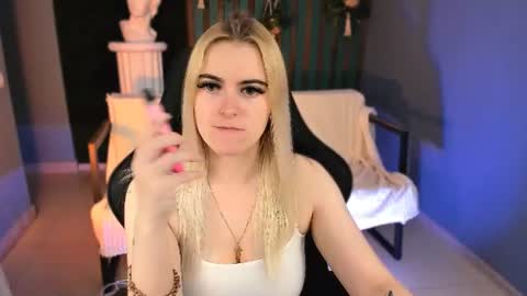 stef_nicks online show from July 8, 7:34 am