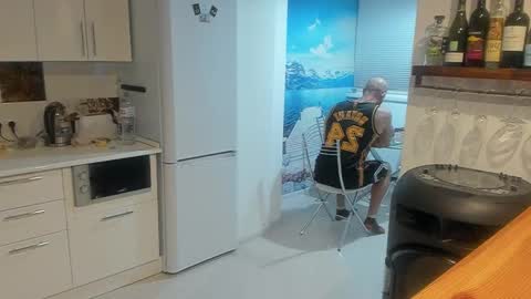 Strong Arni online show from February 18, 5:42 pm