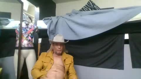 Snapshot of suckitu812 chatting on December 24, 9:06 am SUCKITU812 online show from December 24, 9:06 am