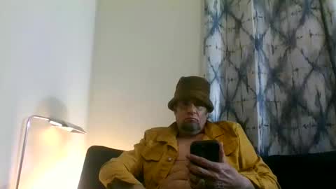 Snapshot of suckitu812 chatting on December 18, 10:19 am SUCKITU812 online show from December 18, 10:19 am