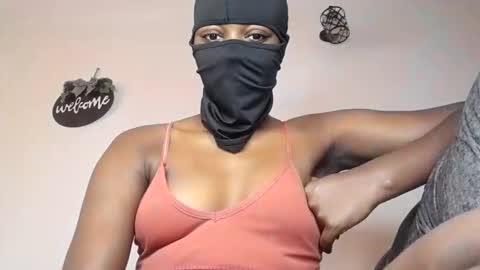 Snapshot of sultryaura chatting on October 15, 6:05 am maskedtemptress online show from October 15, 6:05 am