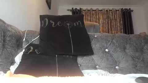 Snapshot of sultryaura chatting on October 10, 2:39 am maskedtemptress online show from October 10, 2:39 am