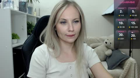 Snapshot of sunny_bunny6 chatting on October 24, 2:23 am Naomi online show from October 24, 2:23 am