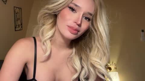 Mia online show from November 17, 5:10 am