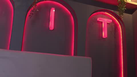 susan_wall online show from March 19, 5:40 pm