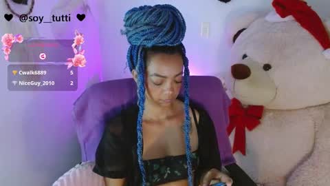 Snapshot of sweet_bluee chatting on December 22, 12:49 pm Tutti  online show from December 22, 12:49 pm