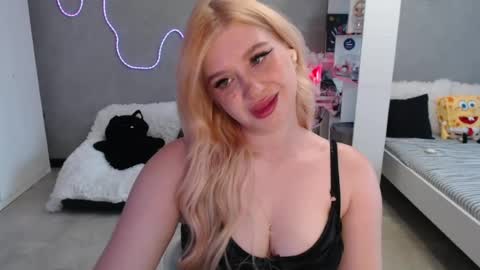 sweet_nicole_333 online show from August 3, 11:16 am