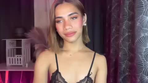 Snapshot of sweet_nikki03 chatting on October 22, 4:52 pm sweet_nikki03 online show from October 22, 4:52 pm