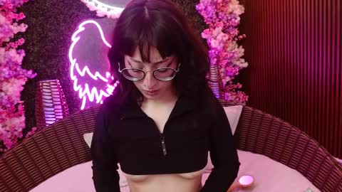 Roxanee online show from December 17, 1:07 pm