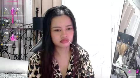 Snapshot of sweet_sirenxx chatting on October 28, 1:06 am Leah online show from October 28, 1:06 am