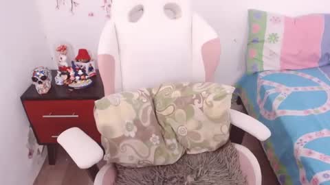 Snapshot of sweetkatik chatting on October 18, 4:33 pm karen online show from October 18, 4:33 pm