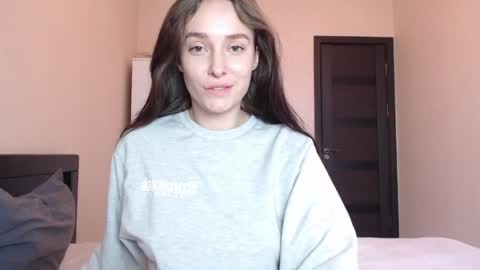 Mia online show from April 4, 11:06 am