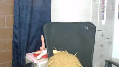 Snapshot of sweett_candy1 chatting on October 5, 6:11 am sweett_candy1 online show from October 5, 6:11 am