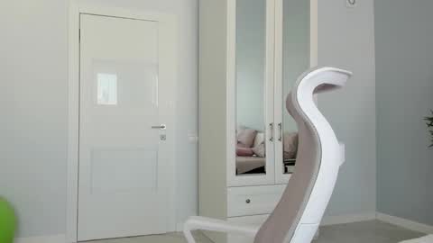 Snapshot of synop_sis chatting on October 18, 8:51 am Mila online show from October 18, 8:51 am