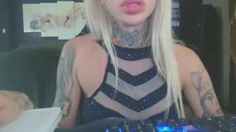 Snapshot of tatuada_safada chatting on October 10, 5:02 am tatuada_safada online show from October 10, 5:02 am