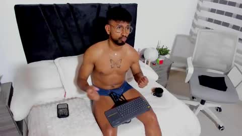 taylormaccurdy_ online show from September 23, 4:12 pm