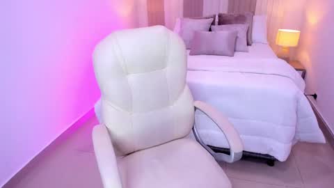 Taylor  online show from October 24, 8:53 pm