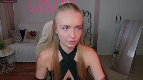 TessaHamilton online show from April 13, 11:03 am