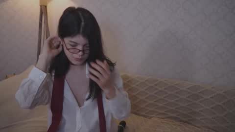 EllaLyn online show from November 3, 9:05 pm