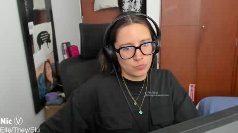 Nicole online show from April 21, 7:10 pm