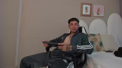 Thiago  online show from March 19, 8:25 pm