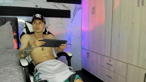 thiagoferrerohot online show from April 1, 5:21 pm