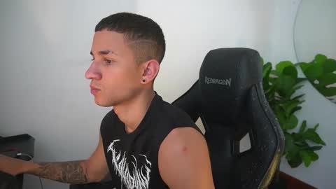 thin_tommy11 online show from December 22, 7:31 pm