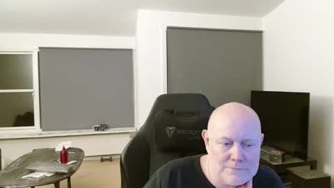 thomash32 online show from November 2, 10:43 pm