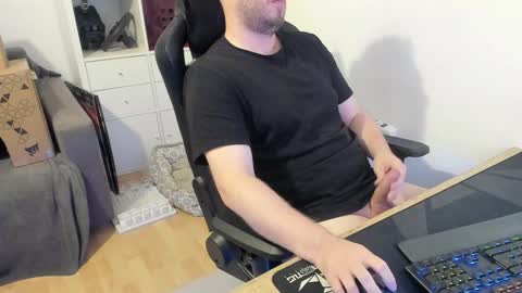 Snapshot of thommy2008 chatting on October 7, 6:20 am thommy2008 online show from October 7, 6:20 am