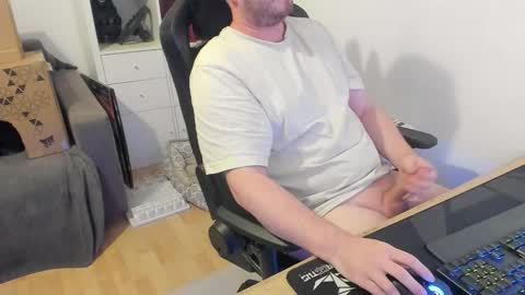 Snapshot of thommy2008 chatting on October 8, 1:39 pm thommy2008 online show from October 8, 1:39 pm