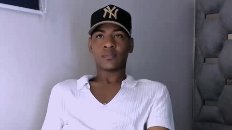 Snapshot of tiago_xxx_ chatting on October 21, 9:29 pm tiago_xxx_ online show from October 21, 9:29 pm