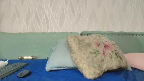 tiifany_y online show from February 24, 2:58 pm