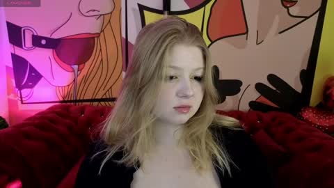 TinkerrBelll online show from April 4, 7:10 pm