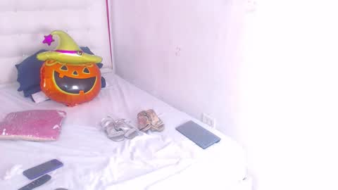 tiny_whore18 online show from October 28, 3:46 pm