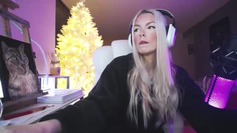 stage Kylie Sinner  brand CLITBAIT online show from January 16, 12:19 am