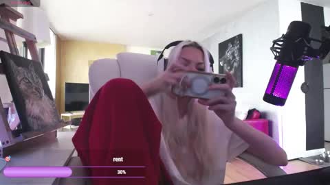 stage Kylie Sinner  brand CLITBAIT online show from March 12, 8:01 pm