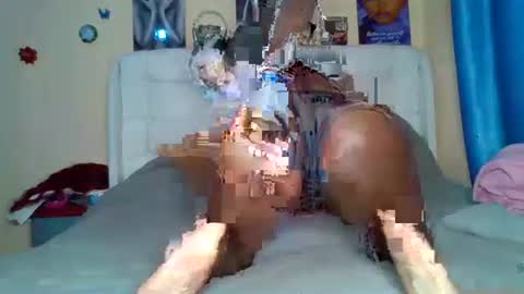 tinyvee250433 online show from April 19, 4:30 pm