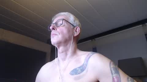 Snapshot of tirexxx_x chatting on January 20, 6:42 am tirexxx_x online show from January 20, 6:42 am